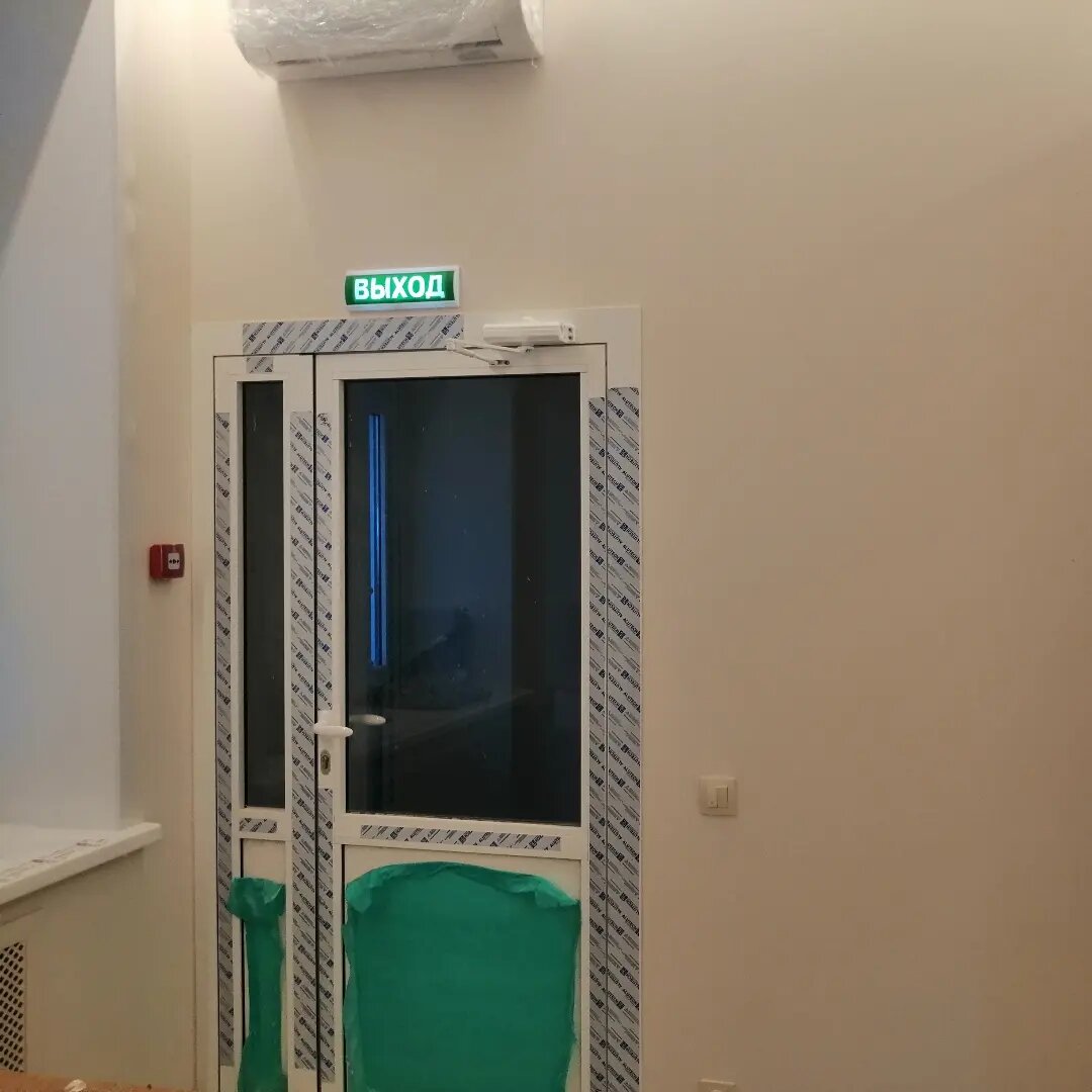 эвакуационный выход, дверь, двери пластиковые, помещение, входная пластиковая дверь