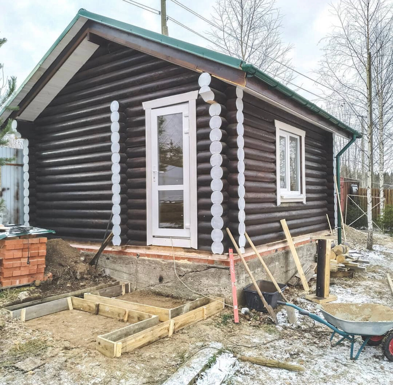 сруб дома, баня из оцилиндрованного бревна, дом из бревна, баня темный сруб, сруб бани