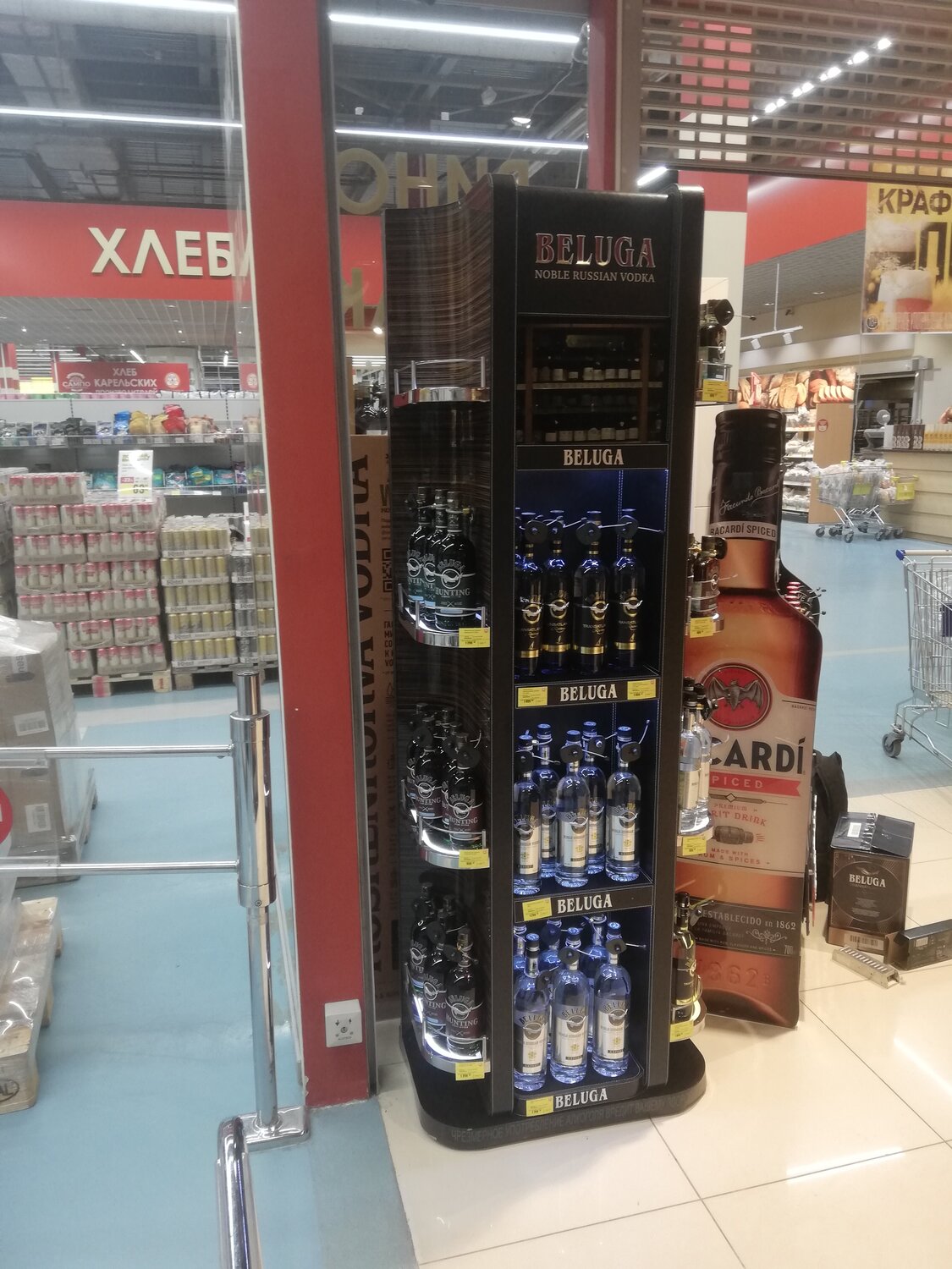 стойка с водкой, рекламная стойка чивас, торговые стойки, beluga vodka stand display, торговая стойка