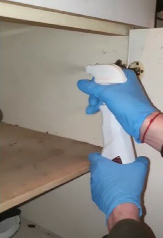 уборка ванной, влажная уборка, латексные перчатки, чистящее средство, обувь