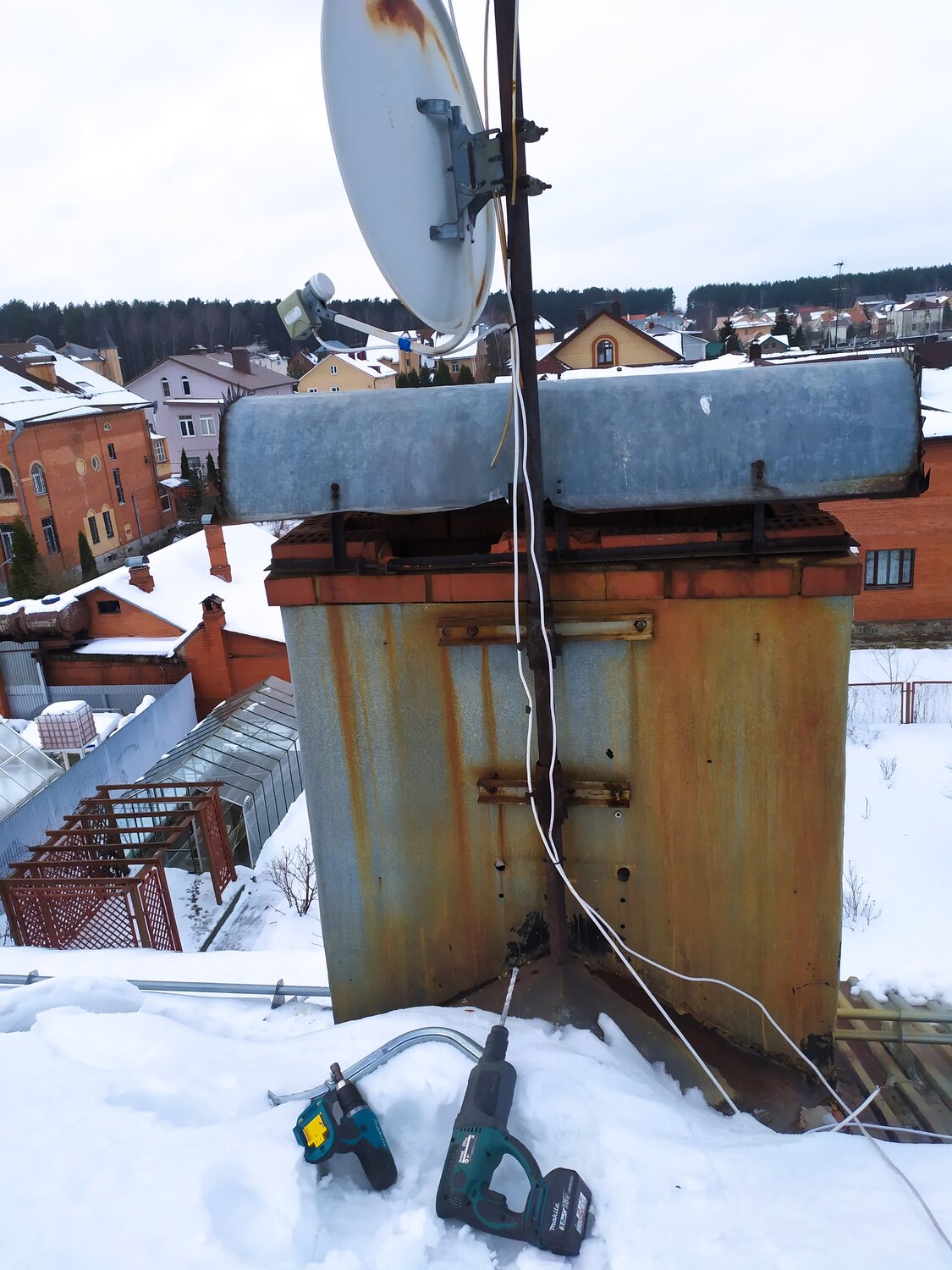 спутниковая антенна, спутниковая антенна 85 градус каналы, спутниковая тарелка зимой, антенна, крепление спутниковой антенны