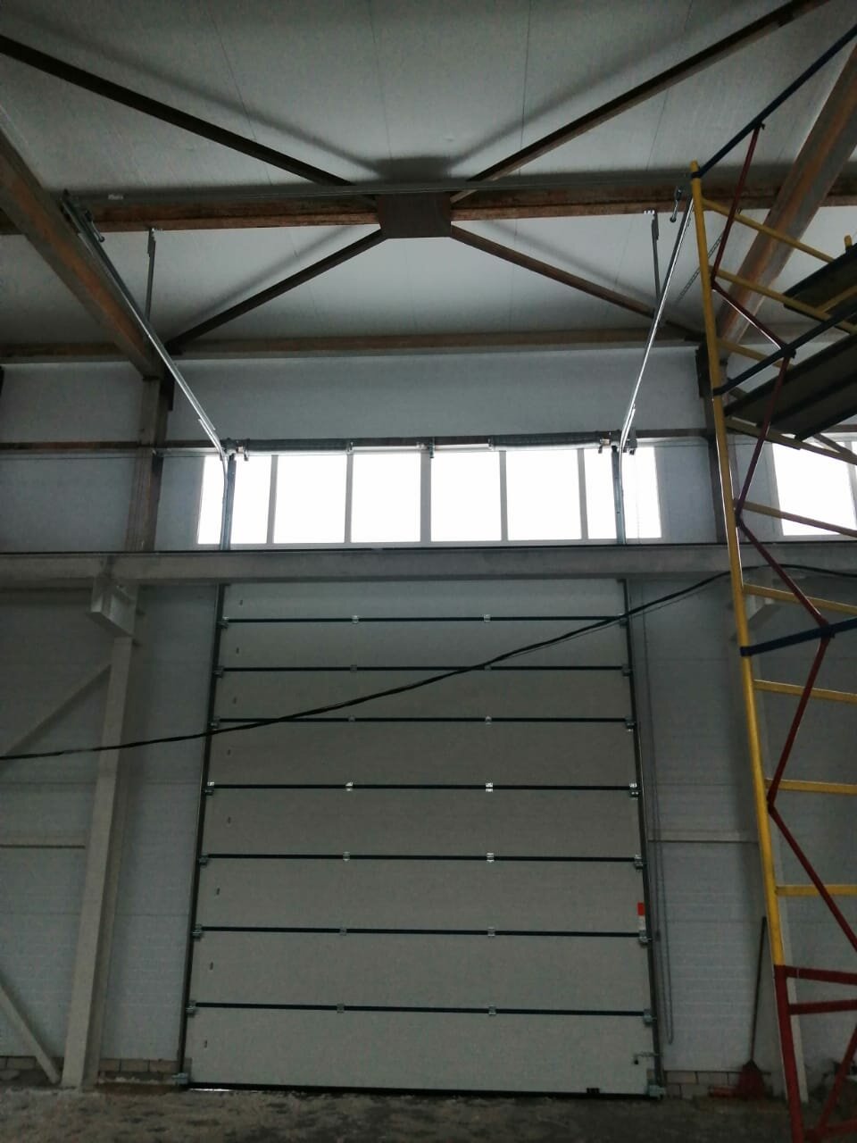 ворота подъемные промышленные с вертикальным подъемом 5000x5000, секционные ворота, мягкие ворота для склада, ворота промышленные подъемные секционные, промышленные секционные ворота proplus алютех