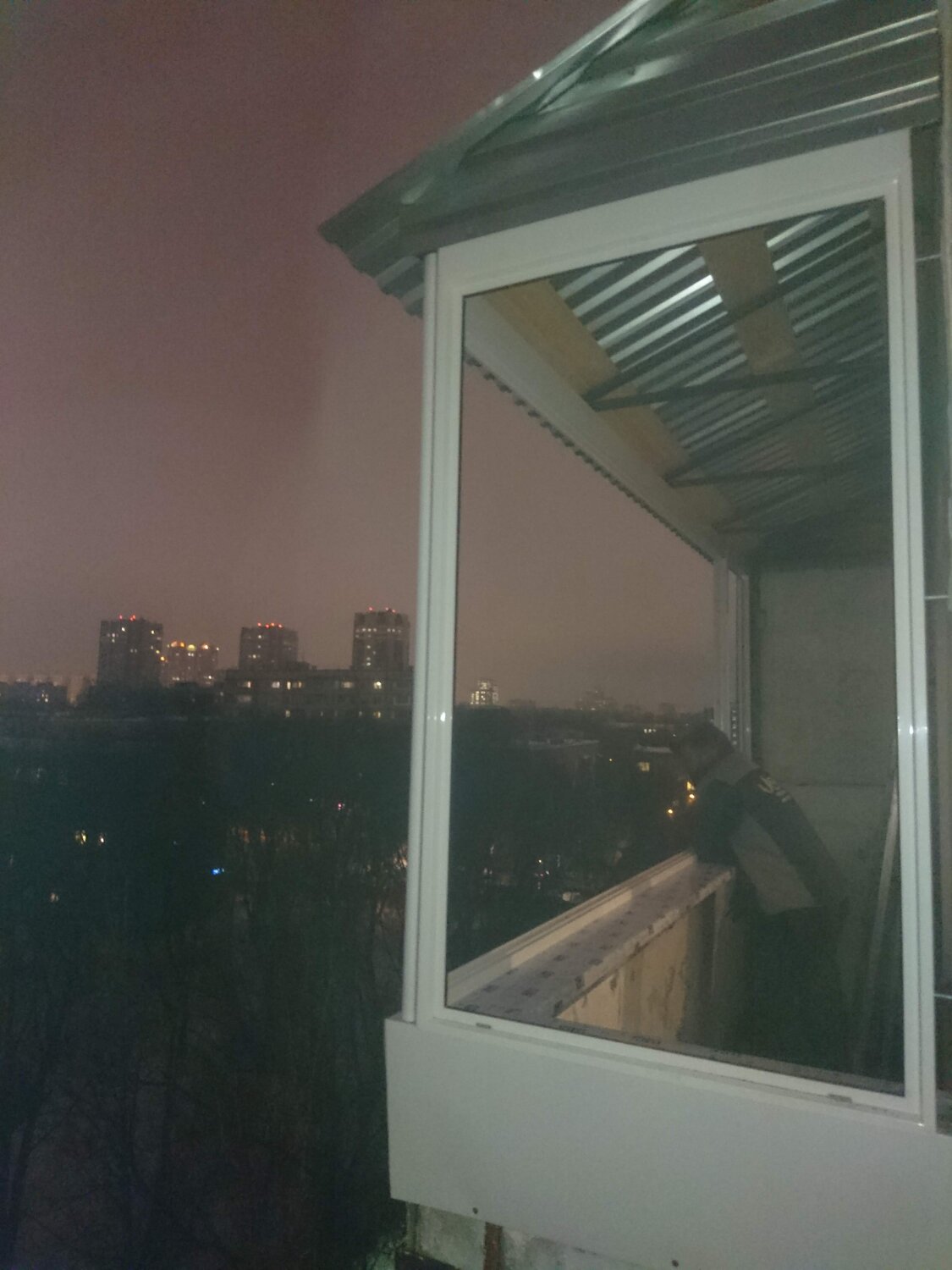 прозрачная крыша на балконе последнего этажа, балкон, окно, крыша на балкон, остекление балкона на последнем этаже с крышей