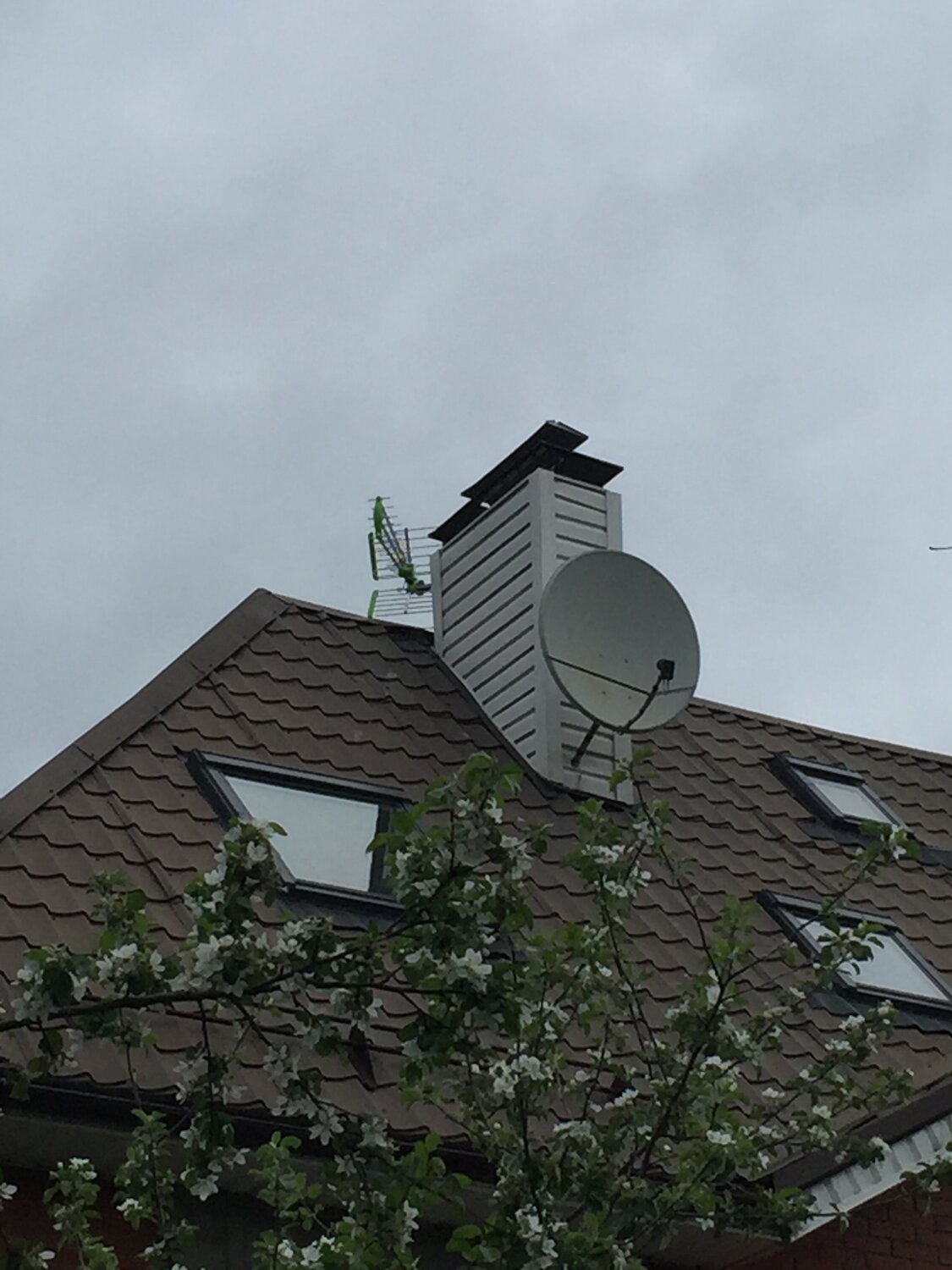 спутниковая антенна, спутниковая тарелка на крыше, спутниковая тарелка, спутниковое тв минск, спутниковое тв