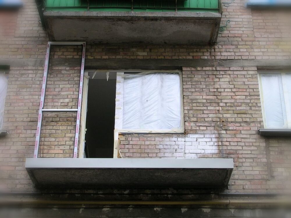 алюминиевый балкон в хрущевке, лоджия, красивый балкон в хрущевке снаружи, старый балкон, на балконе