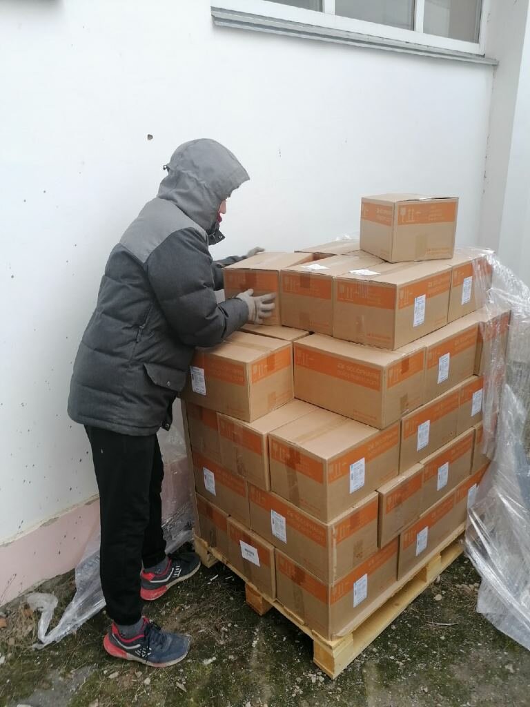 коробки с гуманитарной помощью, оби грузчик, поставка, контрабанда, разгрузка товара на складе