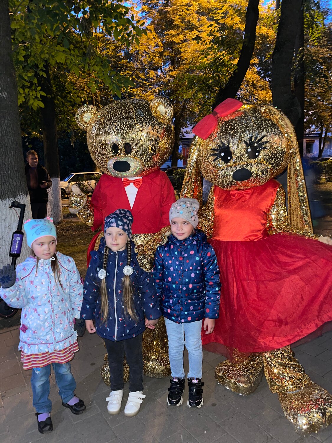 золотой мишка ростовая кукла, центральный парк тула, ребенок, тульский парк, городской парк