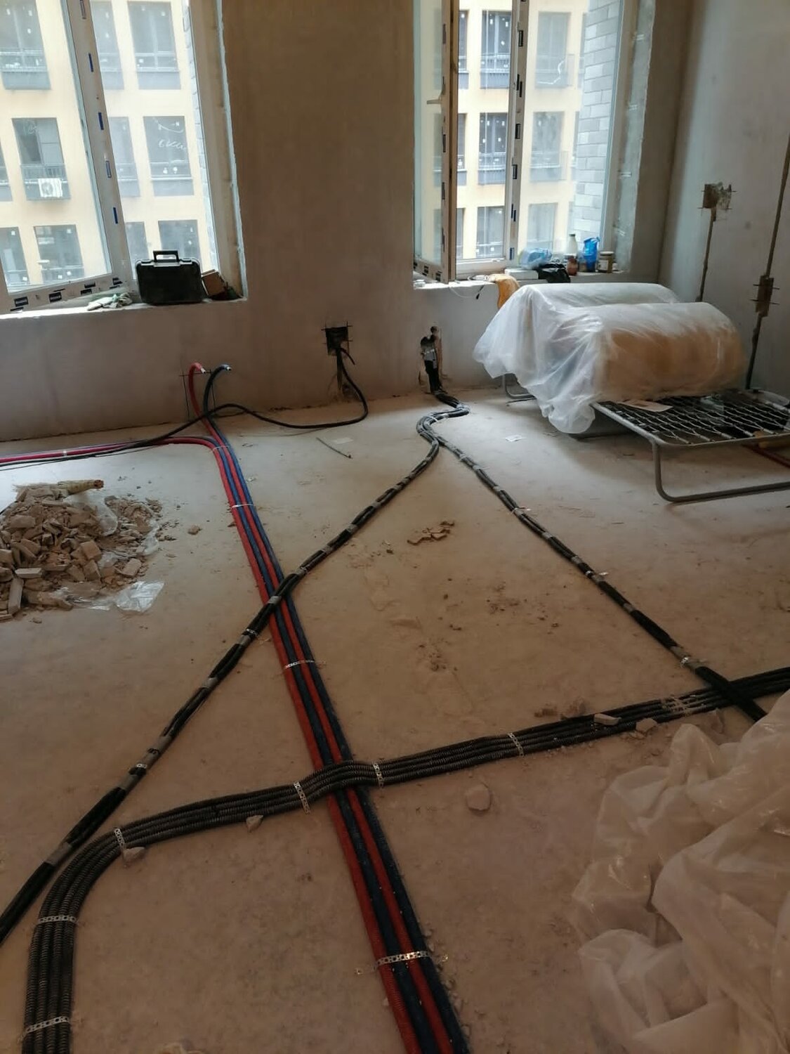 прокладка электропроводки в квартире, монтаж электропроводки по полу, прокладка электропроводки в панельном доме, монтаж электропроводки в квартире, электрика под стяжку