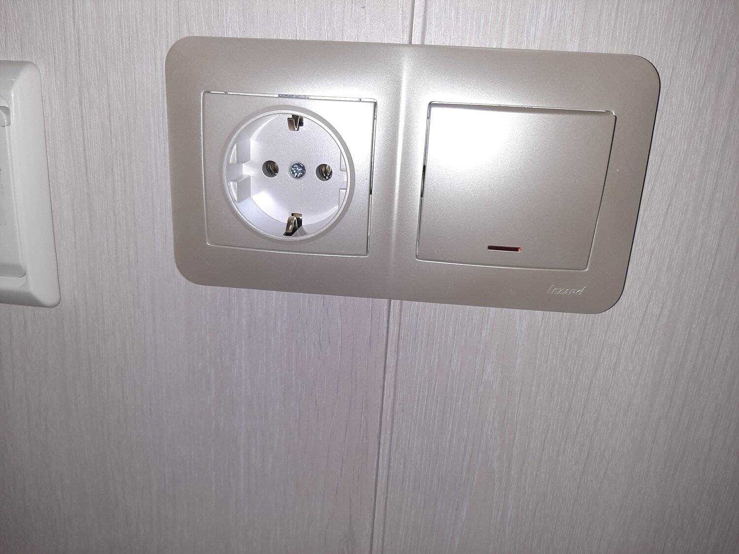 розетка с выключателем, розетка legrand 774370 valena, розетка legrand 774323, розетка тройная, розетка наружная