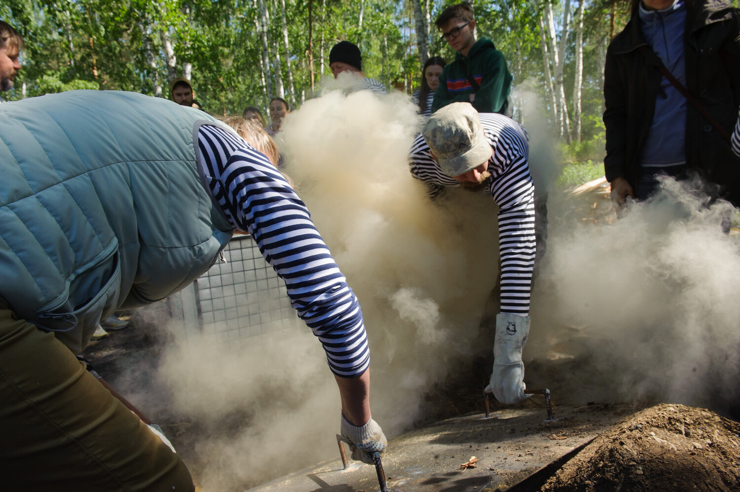 человек, мужчина, тушение очага пожара, пожарная тревога, charcoal plants