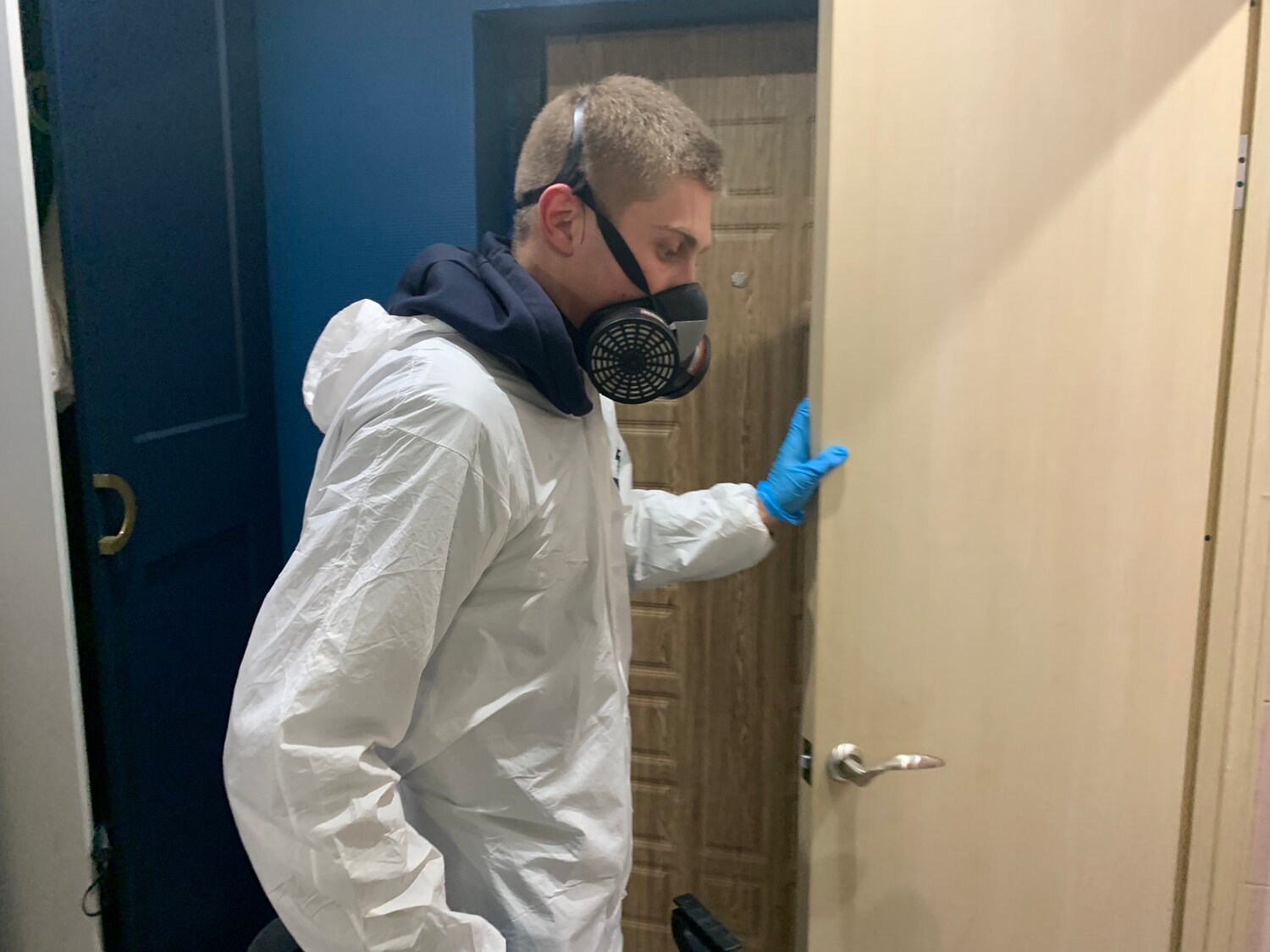 заражение коронавирусом, дезинфекция, парень, человек, здравоохранение