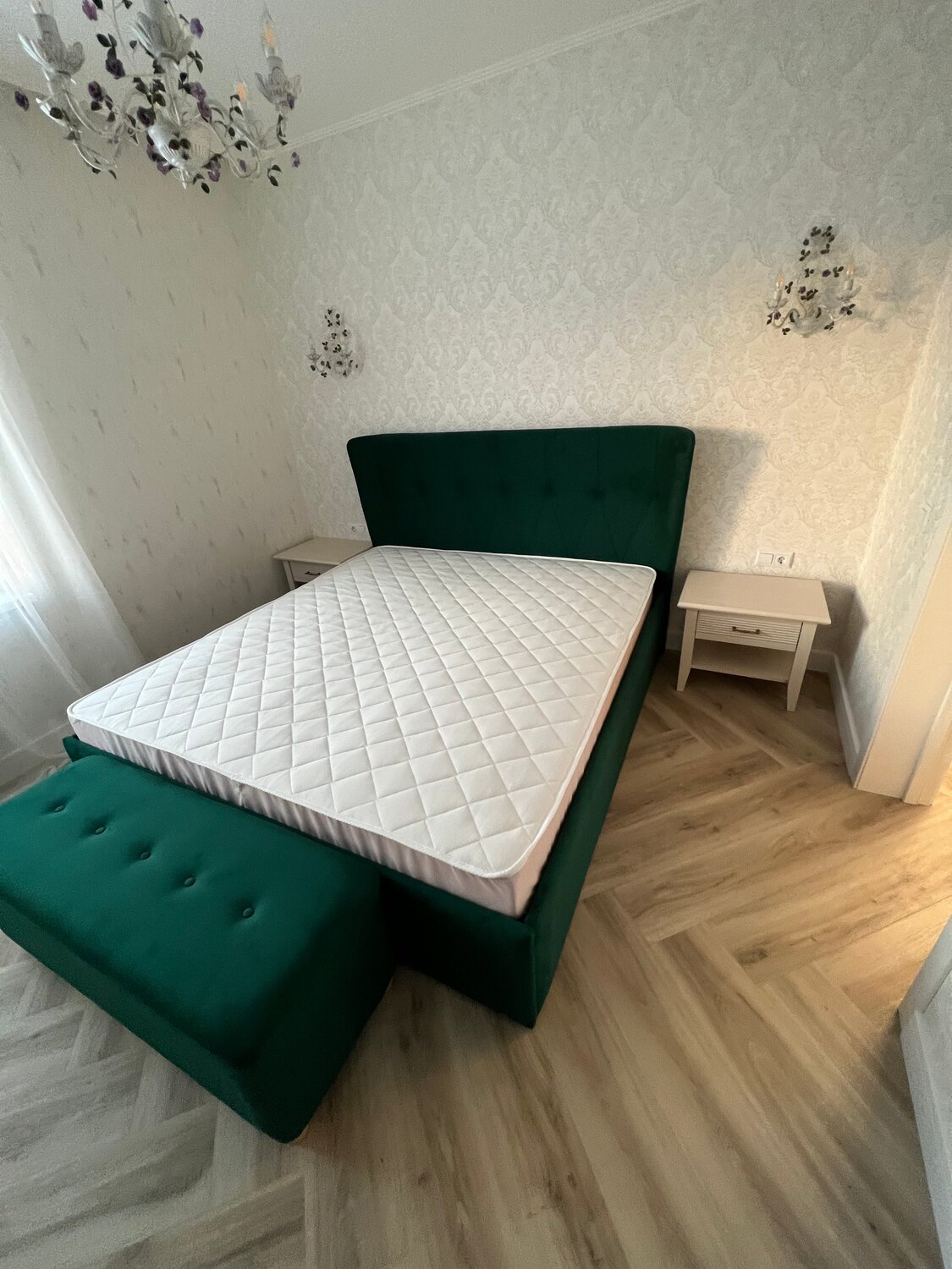 кровать мягкая, кровати, кровать табаско перрино, кровать двуспальная, изумрудная кровать с каретной стяжкой