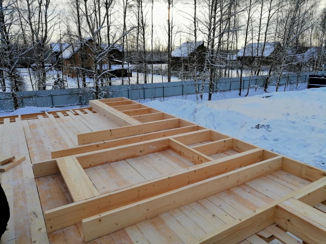 каркасный дом пол, черновой пол в каркасном доме, пол каркасного дома, дом из бруса своими руками, черновой пол каркасного дома