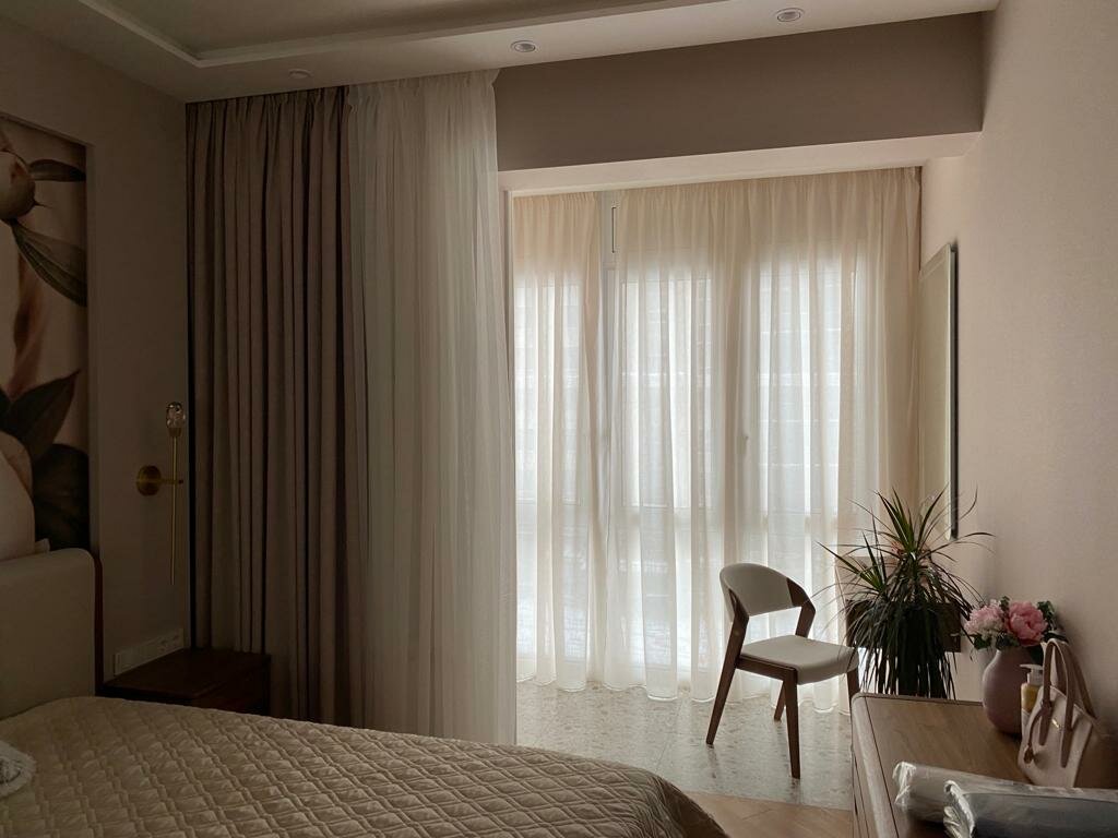 белые шторы в спальню, бежевые шторы в спальню, шторы в спальню, шторы в интерьере, тюль со шторами в бежевую спальню