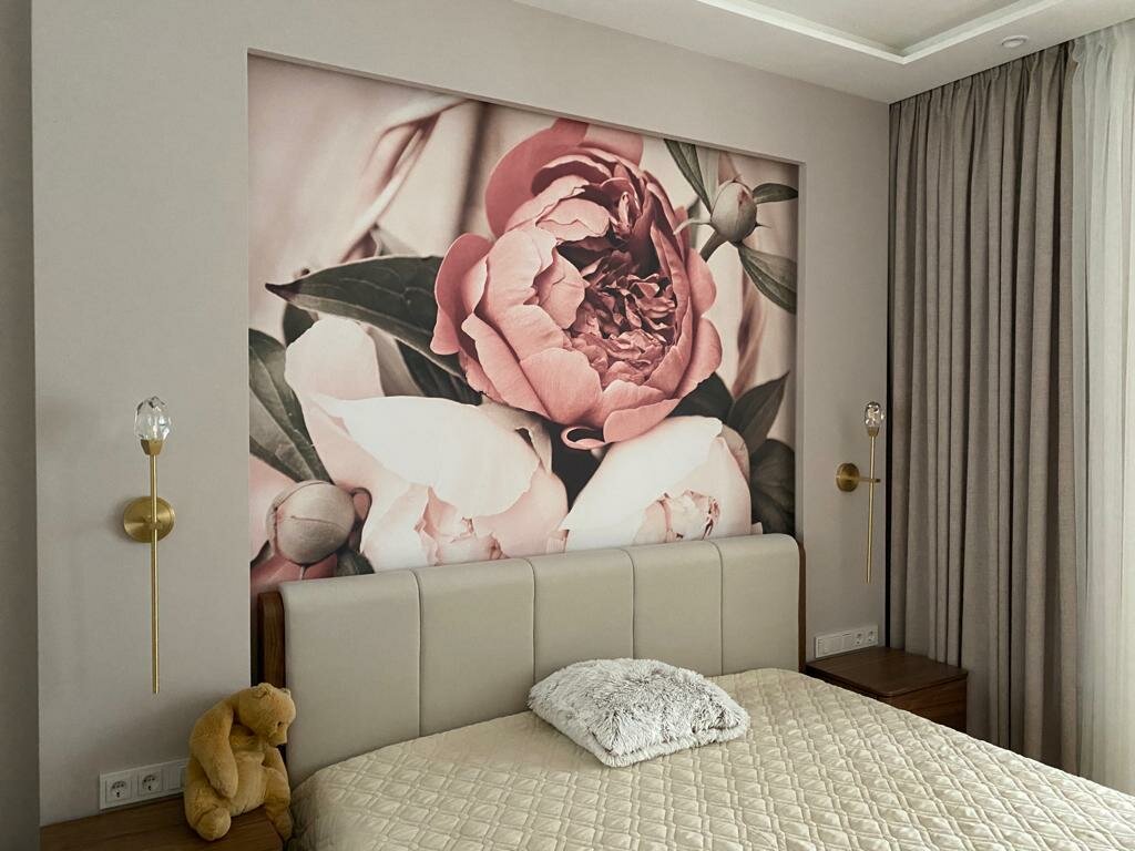 фотообои пионы на стену в спальню, модульная картина пионы в спальне, фотообои пионы в спальне над кроватью, постеры в интерьере спальни, фотообои пионы крупные