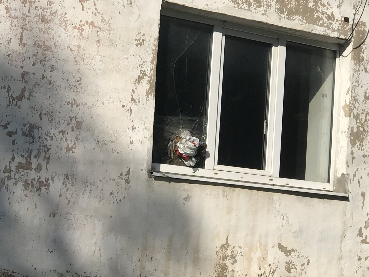 окно, обстрел, окна донбасса, разбитое окно, обстрел детского сада