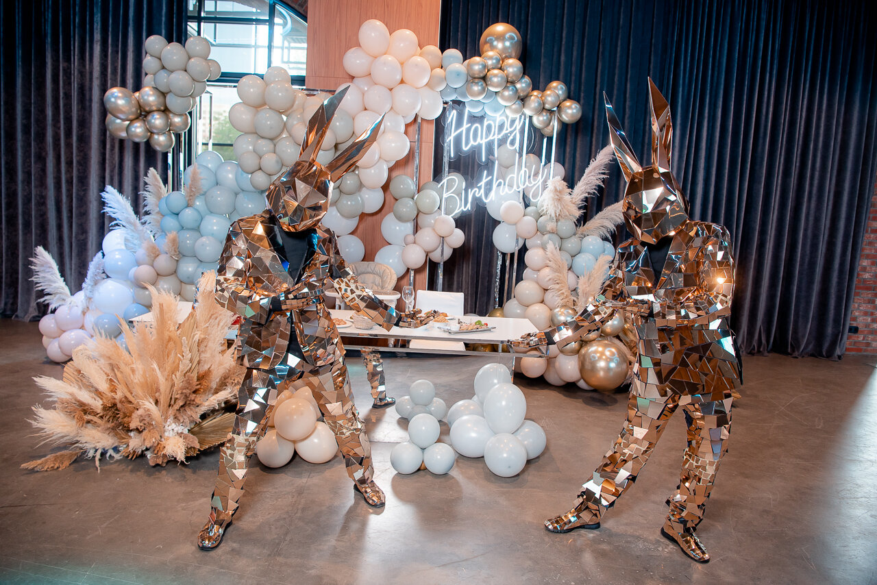 зеркальный заяц на праздник красноярск, зеркальный заяц красноярск, зеркальный костюм, зеркальное шоу, золотые зайцы зеркальные