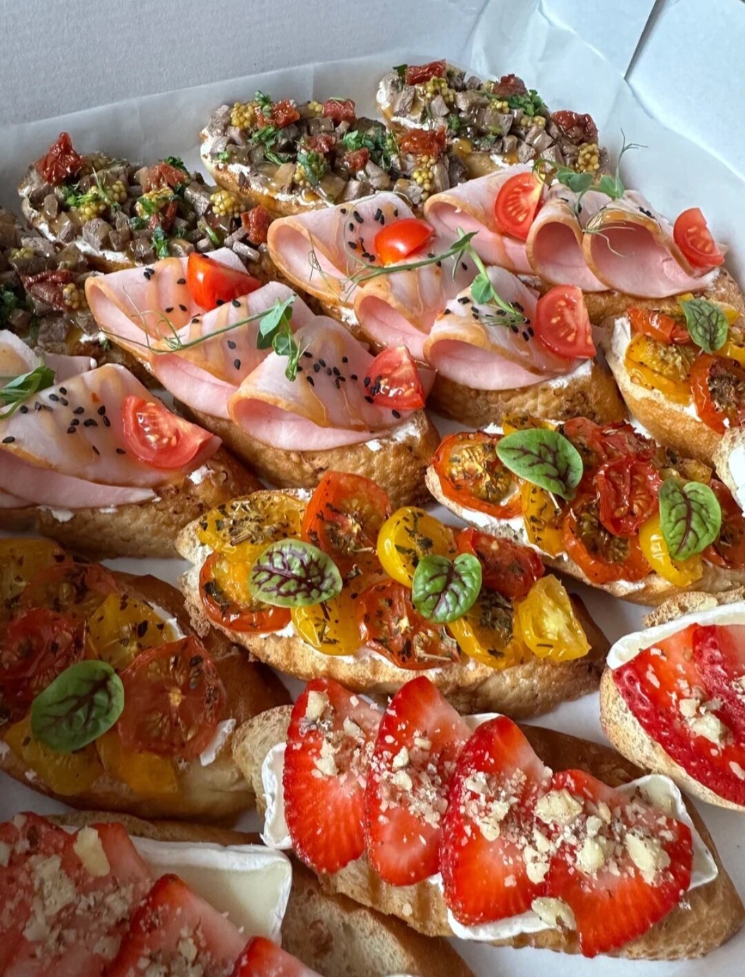 брускетта, красивые бутерброды, вкусные бутерброды, брускетта с прошутто, бутерброды закуски