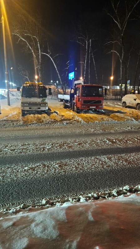 огромный снег, снег на дороге, уборка снега ночью, снег, убирает снег