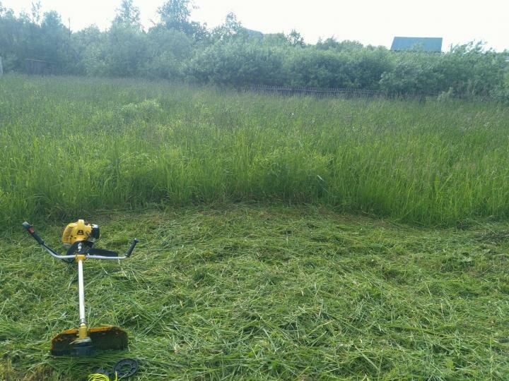 покос травы расчистка участка, покос травы триммером, газонокосилка триммер бензиновая, триммер бензиновый huter 1500s, триммер бензиновый искра