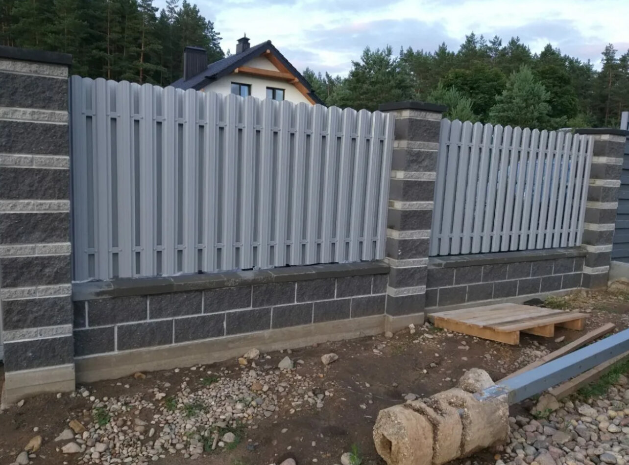 металлический штакетник забор, забор из блоков, забор столбы бессер блоком 190/190 евроштакетником, забор из металлического штакетника, забор из штакетника