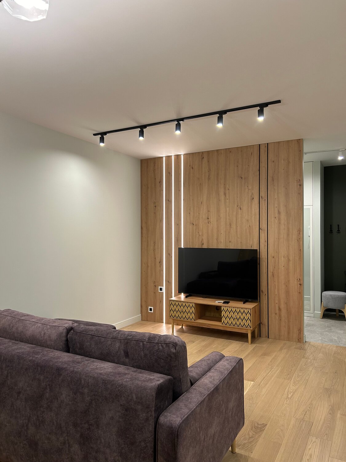 трековое освещение в интерьере, современный интерьер, квартира, трековые светильники в интерьере, дизайн интерьера