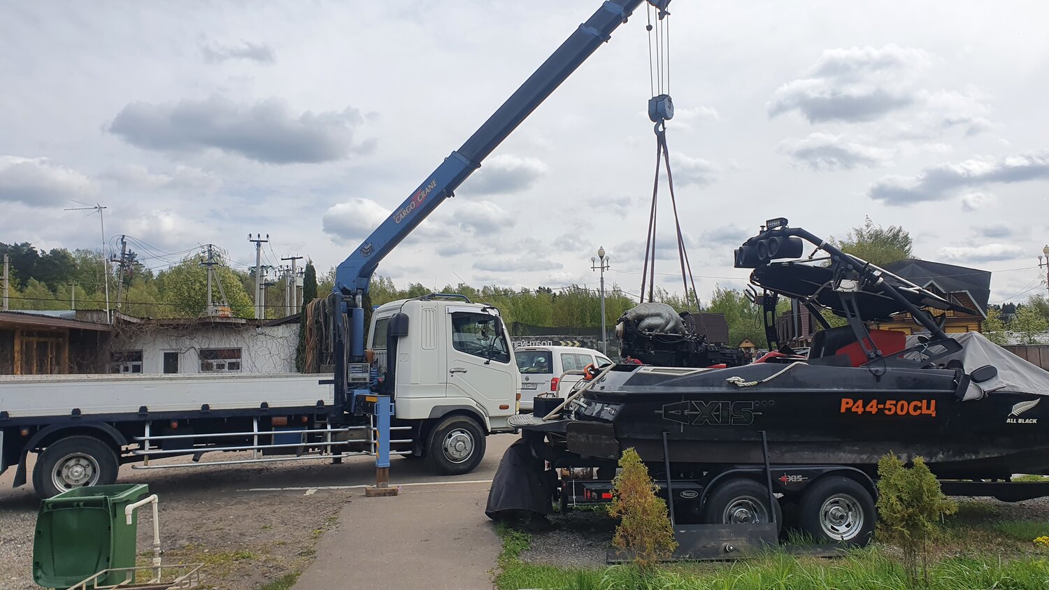 низкорамный эвакуатор с кму, эвакуаторная кму, эвакуатор с краном, эвакуатор маз, кму манипулятор