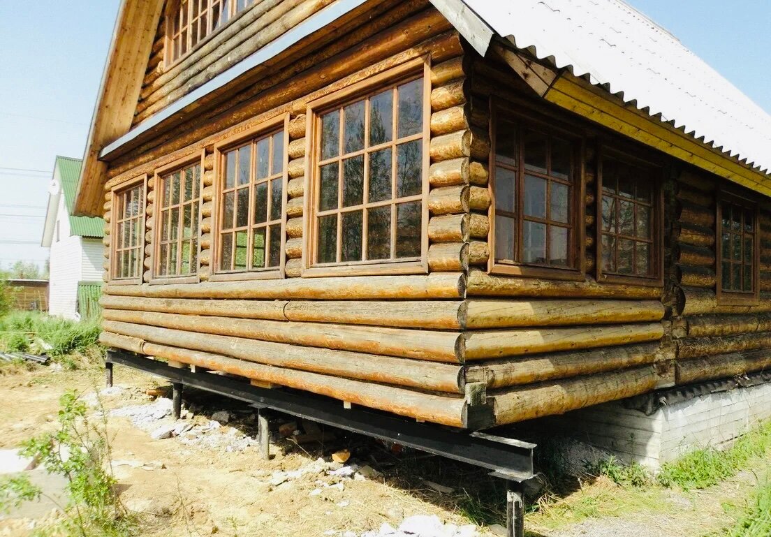 дом на винтовых сваях, фундамент деревянного дома, дом на сваях из лафета, реконструкция деревянного дома, ремонт фундамента деревянного дома