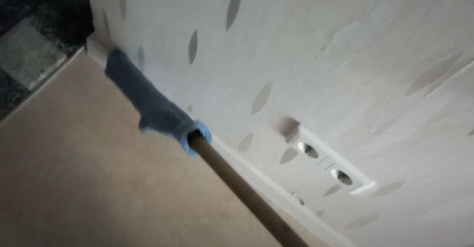 отверстие в стене, установка розеток, потолок, монтаж розеток, розетка в стене