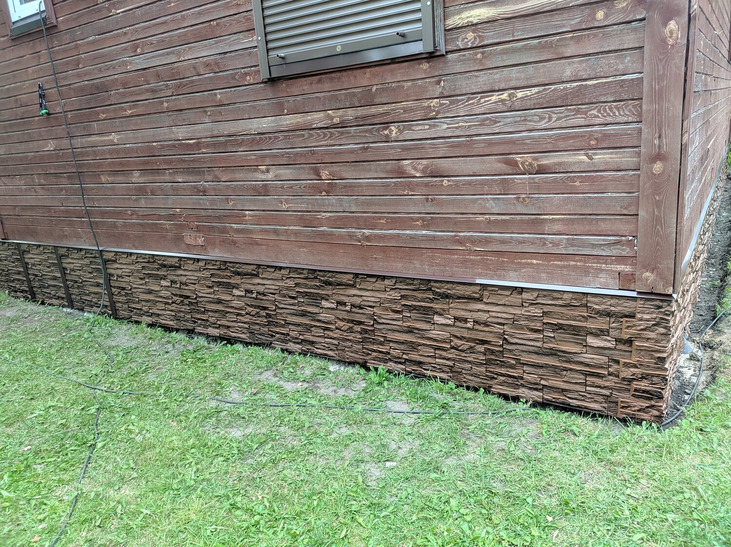 отделка цоколя плиткой, облицовка фундамента забора, облицовка цоколя, отделка цоколя забора, плетёный забор