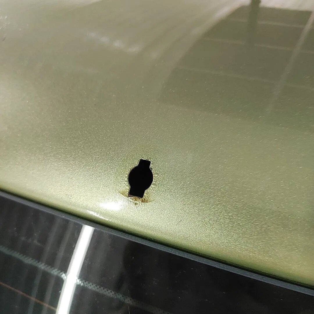 скол на лобовом стекле, смола на кузове автомобиля, lada гранта лифтбек, скол на лобовом, скол лобового стекла