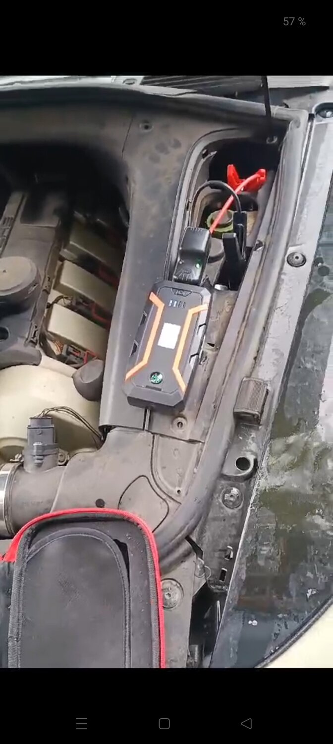 прикурить bmw 5 f10, прикурить бмв е39 под капотом, аккумулятор бмв е65, высокая крышка аккумулятора volvo xc70, прикурить автомобиль