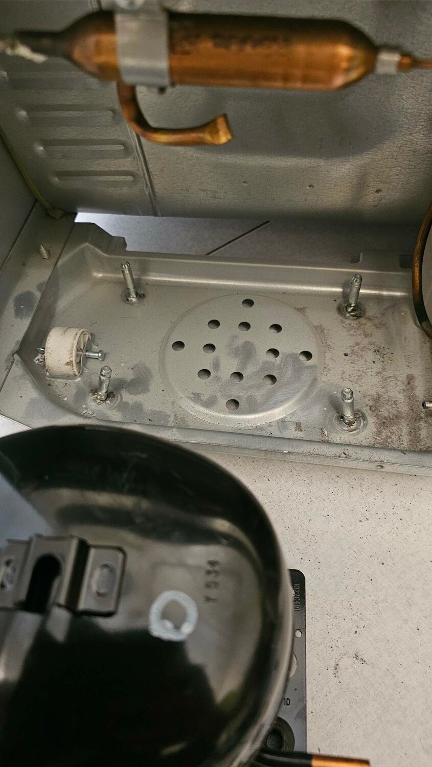 капиллярная трубка холодильника хотпоинт аристон, капиллярная трубка холодильника, дренажная трубка холодильника, обмерзает трубка компрессора холодильника индезит, морозильный ларь indesit rcf 150