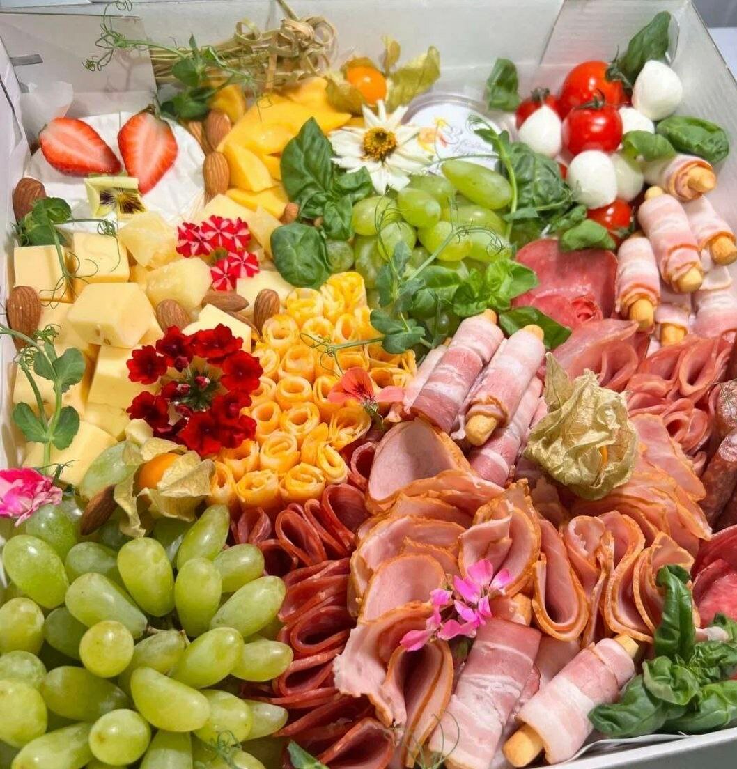 нарезка колбаса сыр, мясная нарезка на праздничный стол, мясная нарезка, нарезка на праздничный стол, овощная нарезка