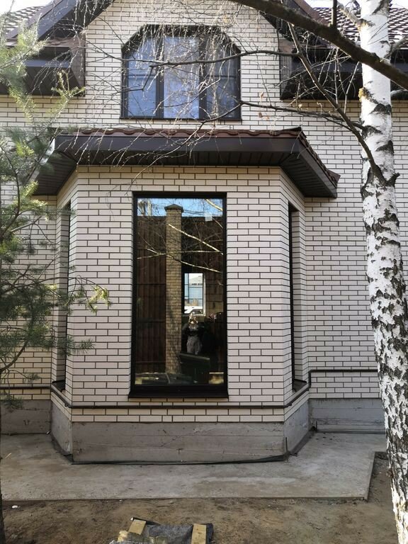 дом 🏡, старооскольский кирпич слоновая кость, глубокинский кирпич слоновая кость, здание, окна в частном доме