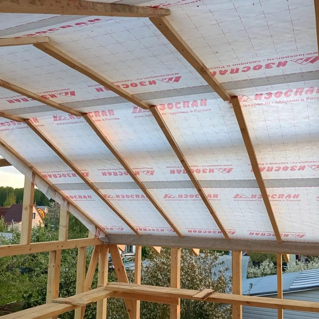 монтаж пароизоляции кровли, пароизоляция для кровли, изоспан на крышу под профнастил, пароизоляция на крыше, обрешетка пароизоляции мансарды