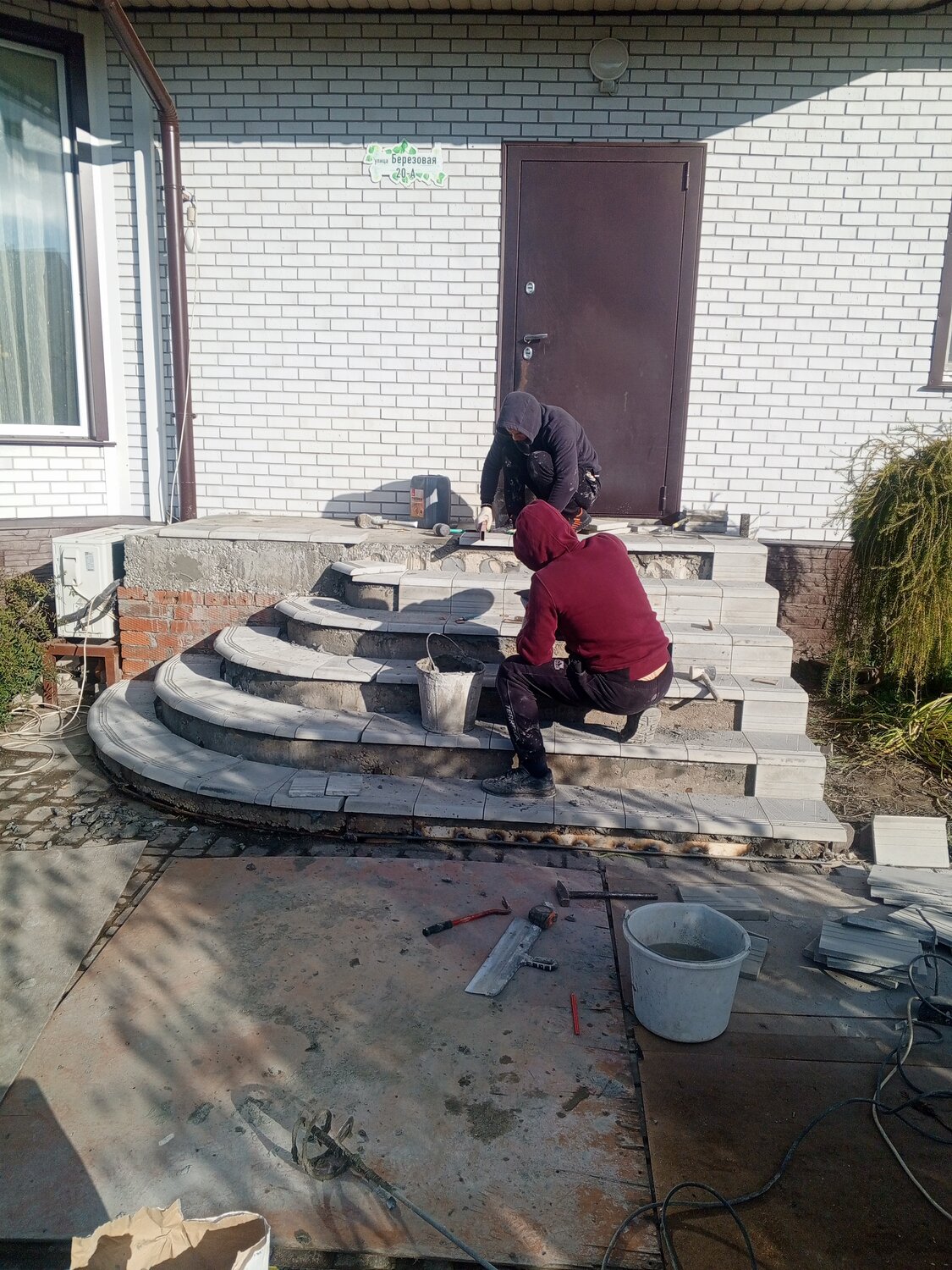 ступени для крыльца из бетона, полукруглые ступени для крыльца, крыльцо из бетона для частного дома, крыльцо из бетона, ступеньки для крыльца из бетона в частном доме