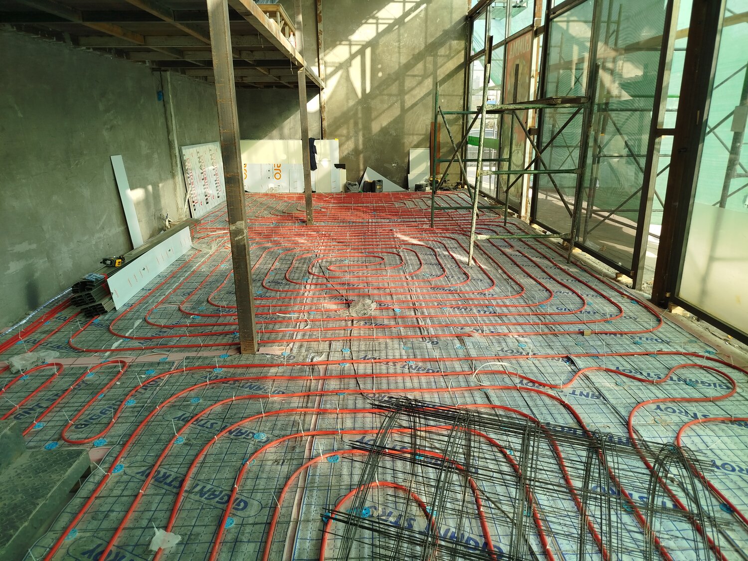 монтаж теплого пола, монтаж водяного теплого пола, укладка теплого пола водяного, укладка теплого пола, пол теплый