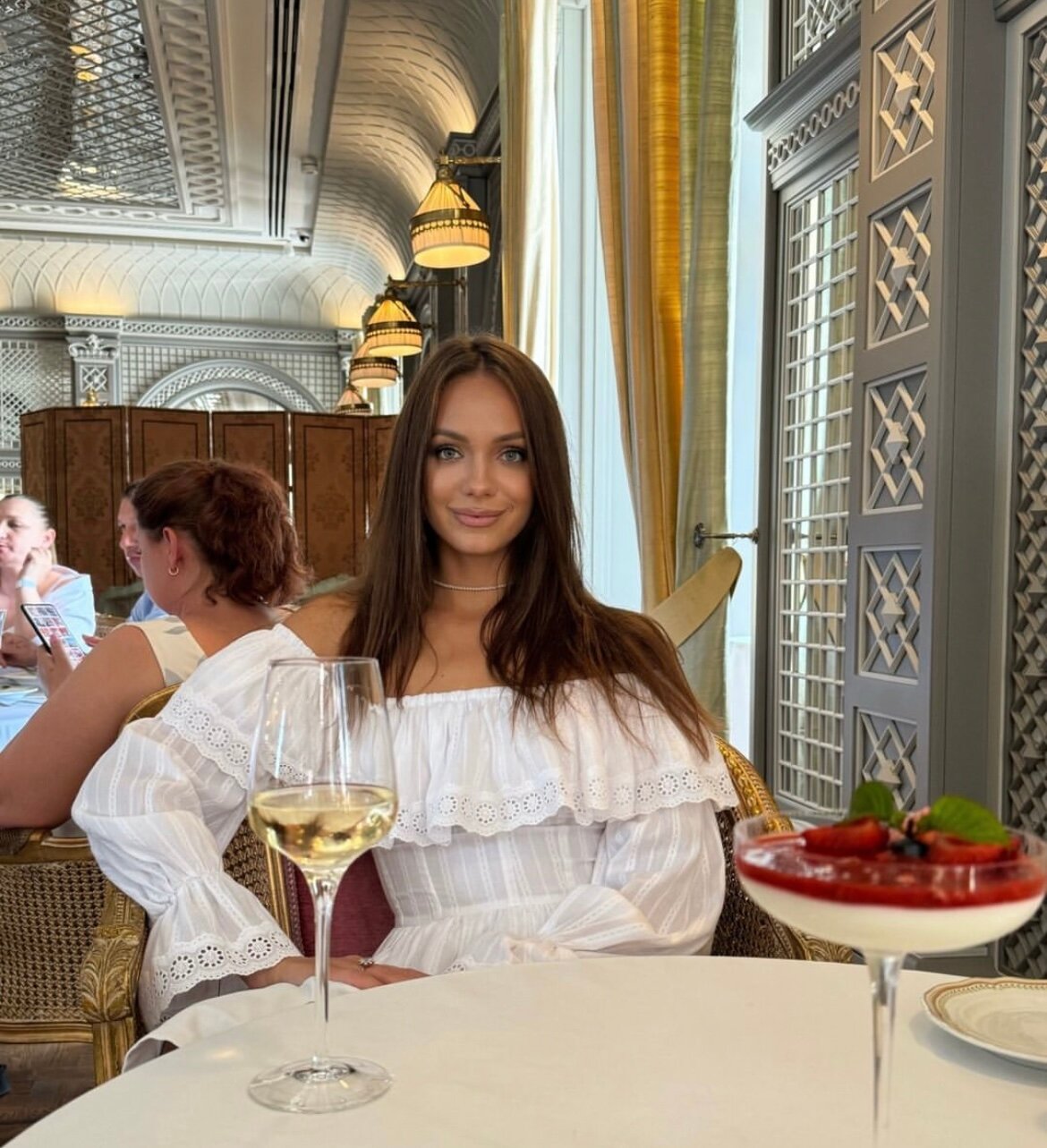 каролина севастьянова, белое вино, девушка, совиньон блан в бокале, бокал белого вина