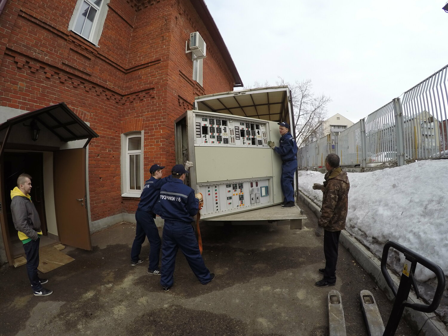 грузчики такелажники, электроснабжение, трансформаторная подстанция, работа грузчик, надежность электроснабжения