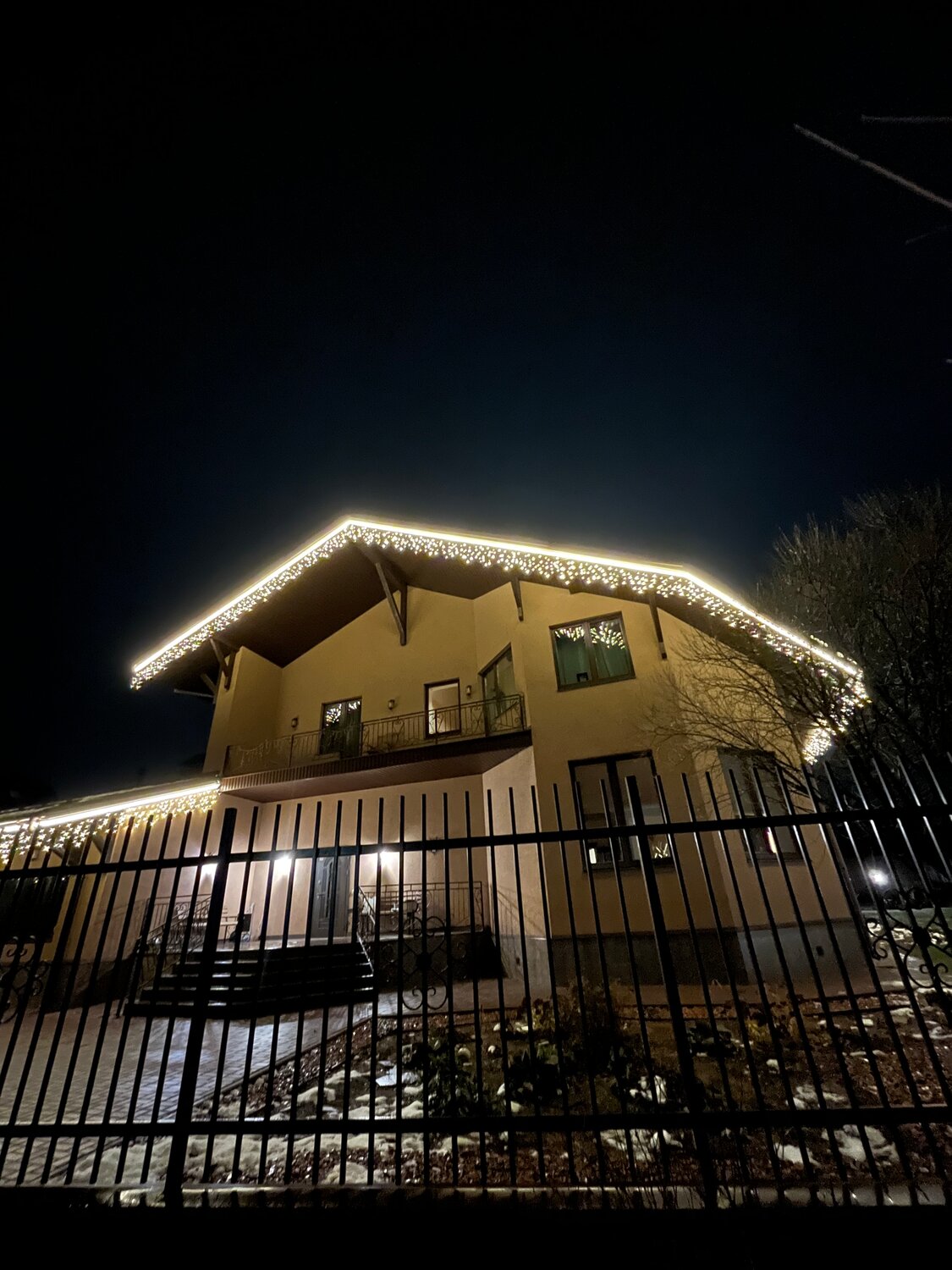 дом гирлянд, здание, украшение фасада дома, освещение загородного дома, подсветка фасада симферополь зои жильцовой