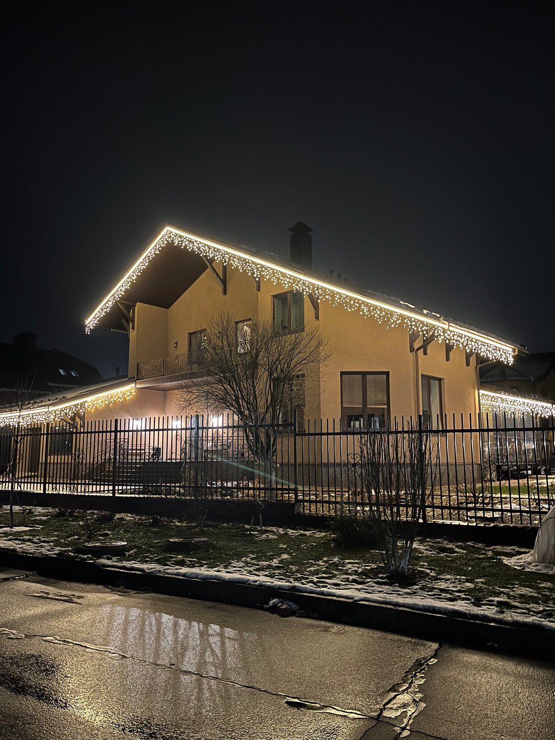 подсветка фасада, освещение загородного дома, подсветка загородного дома, подсветка фасада загородного дома, дом гирлянд