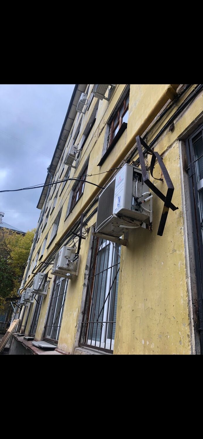 сломанный кондиционер наружный блок, кондиционер, наружные блоки кондиционеров, кондиционер на фасаде, здание