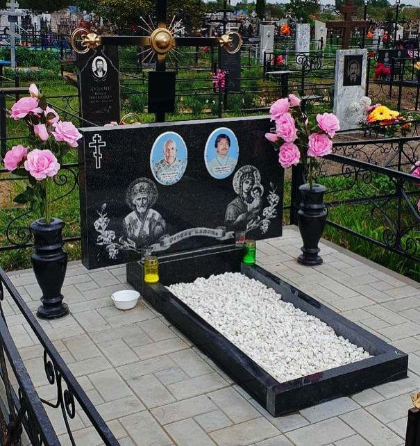 семейный памятник на три могилы, памятник на троих на могилу, памятник на 3 могилы объединенный, памятники на могилу на двоих, памятники родителям на могилу