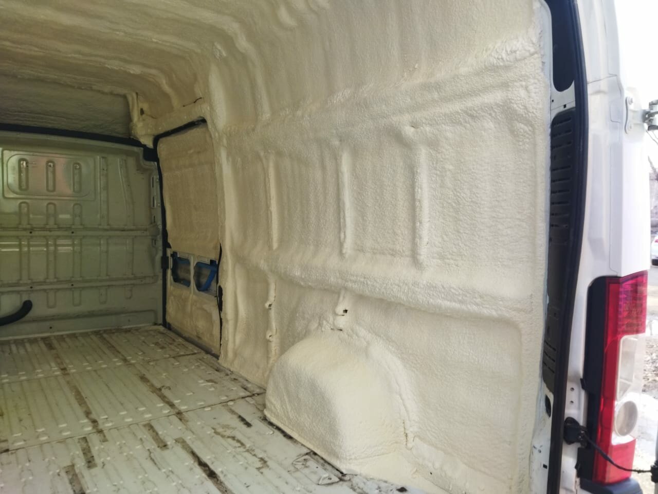 газель 2705 грузовой отсек, фанера грузовой отсек на газель 2705, грузовой отсек газ 2705, газель 2705 фургон внутри, обшивка фургона пежо боксер 3