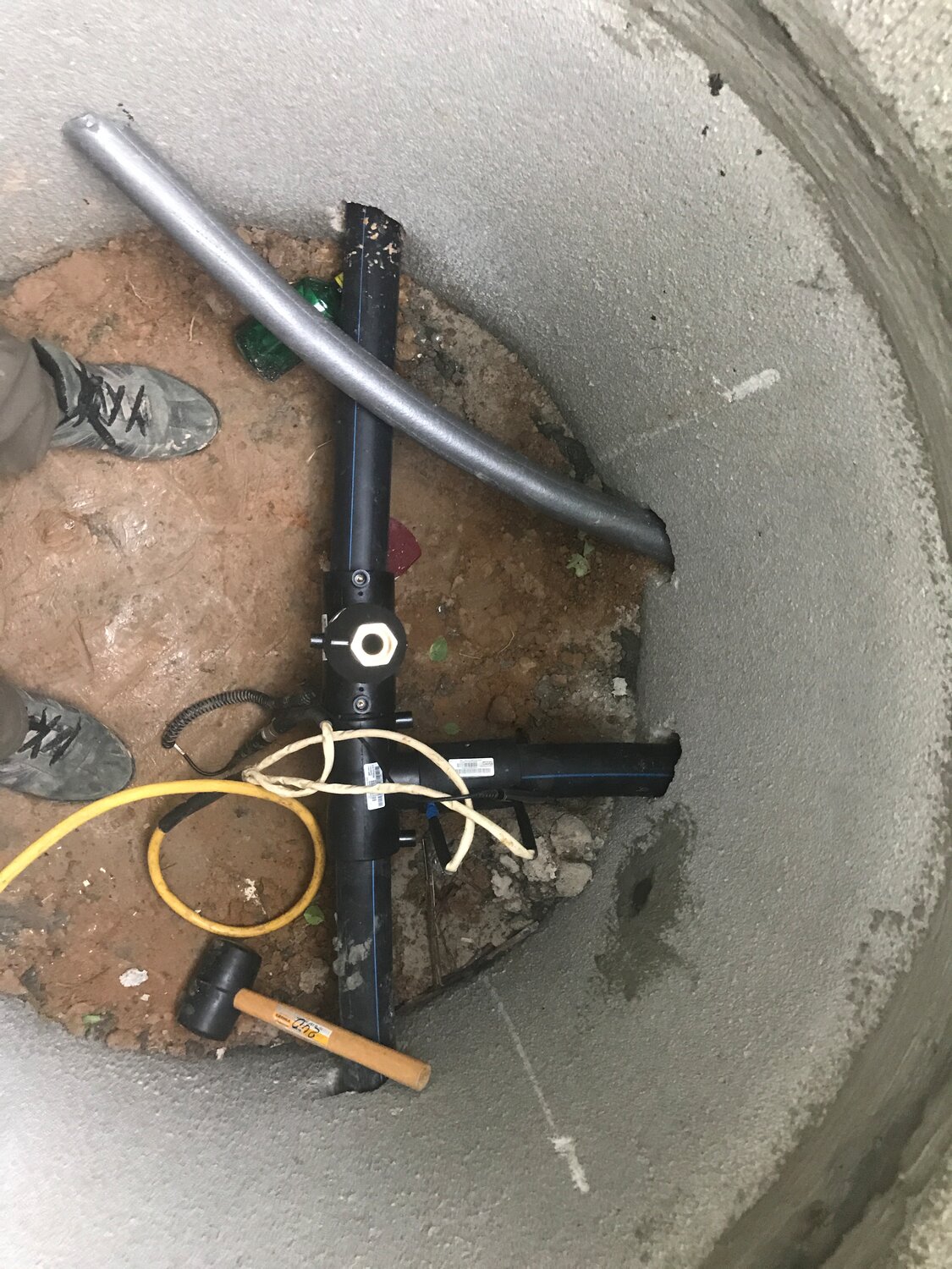 врезка в магистральный водопровод под давлением, врезка в водопровод, врезка воды в колодце, врезка к водопроводу в колодце, разводка пнд в колодце