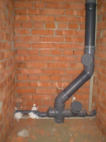 фановая труба канализационной трубы, фановая труба в частном доме, разводка канализации частного дома, канализационные трубы в квартире, канализационная труба на второй этаж