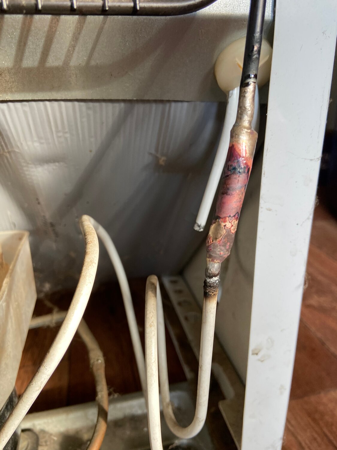 утечка фреона, утечка фреона в холодильнике, ремонт трубки холодильника, трубки из холодильника, холодильник бирюса трубки хладагента