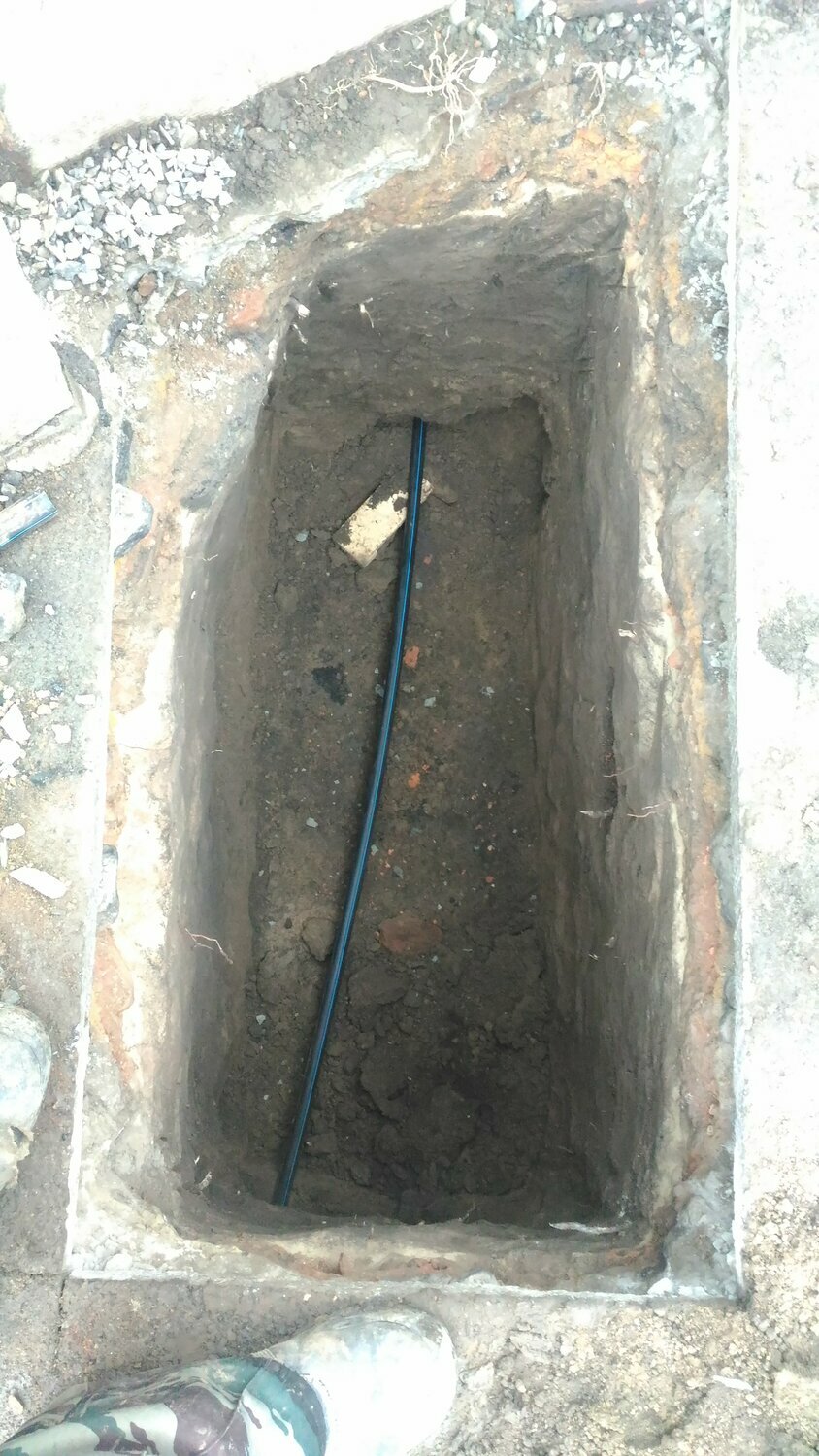 яма для водопровода, канализация в доме, прокол под водопровод в частном доме, прокладка водопровода в земле, копка водопровода