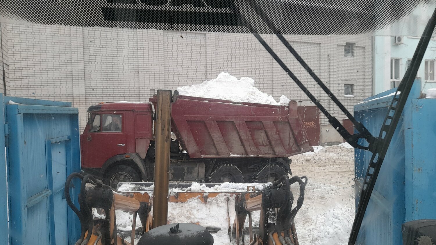 самосвал камаз 55111 со снегом, самосвал, камаз самосвал выгрузка, камаз 55111 самосвал, камаз самосвал 65115 гружёный щебень